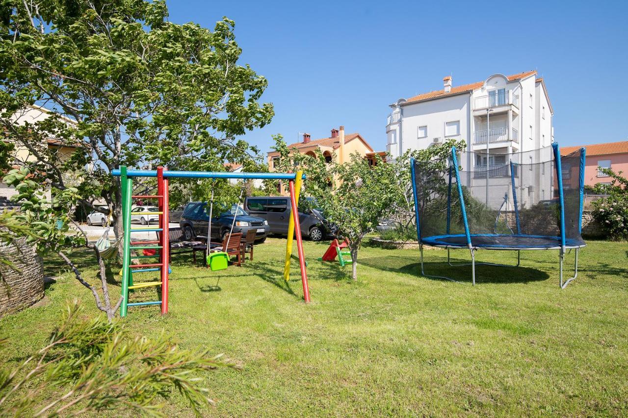 Modern Stone House With Flowers & Playground Medulin Exterior foto