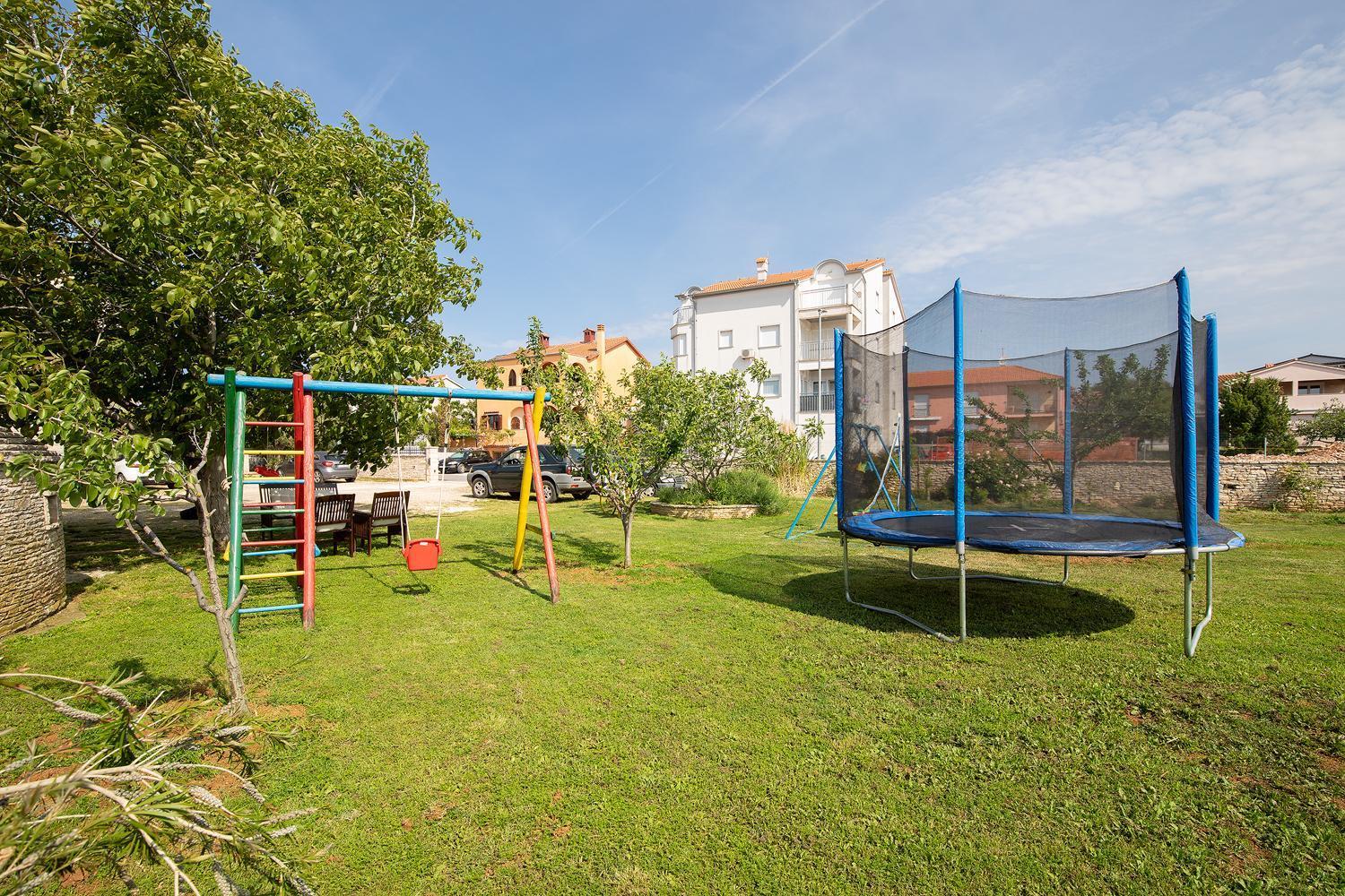 Modern Stone House With Flowers & Playground Medulin Exterior foto