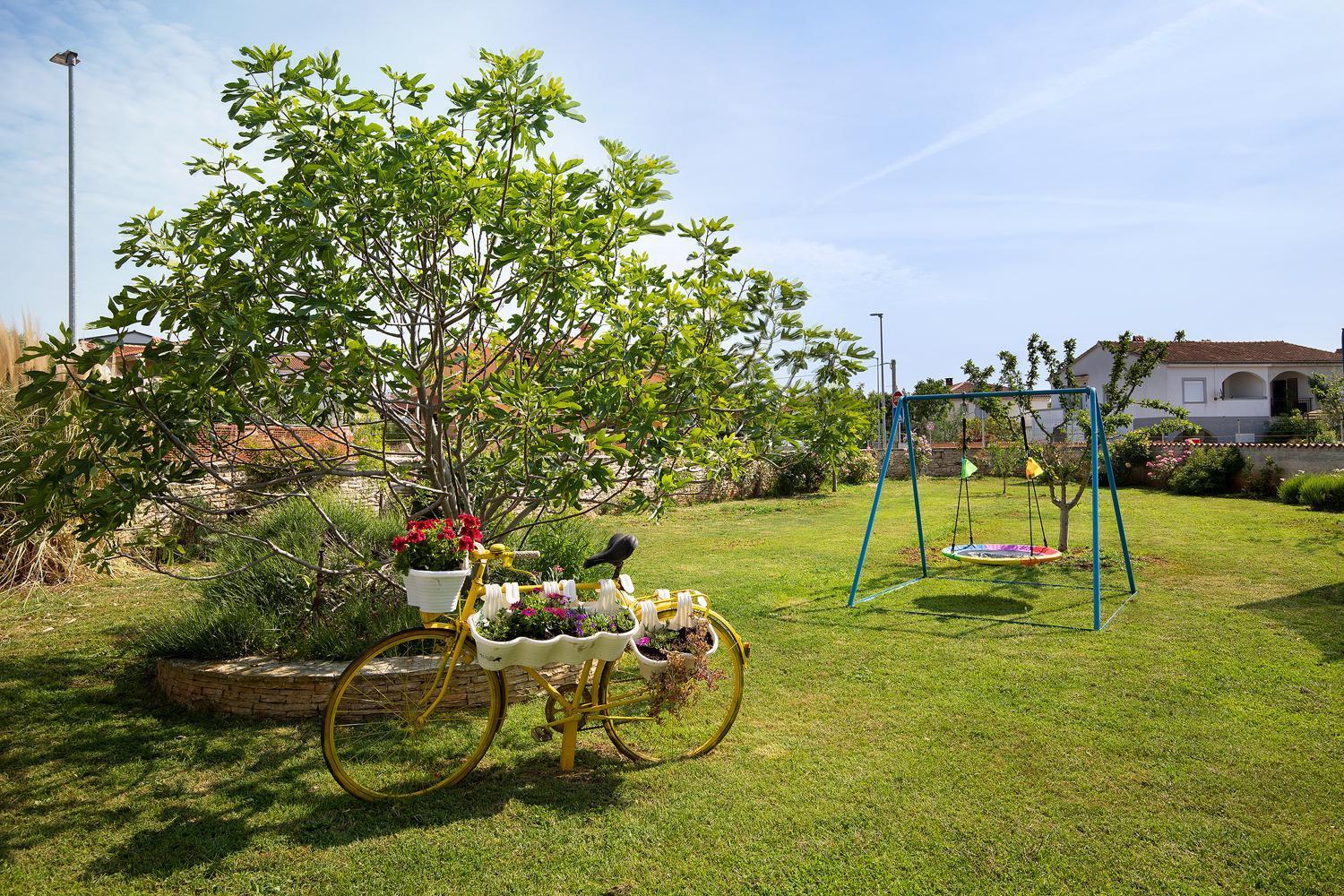 Modern Stone House With Flowers & Playground Medulin Exterior foto